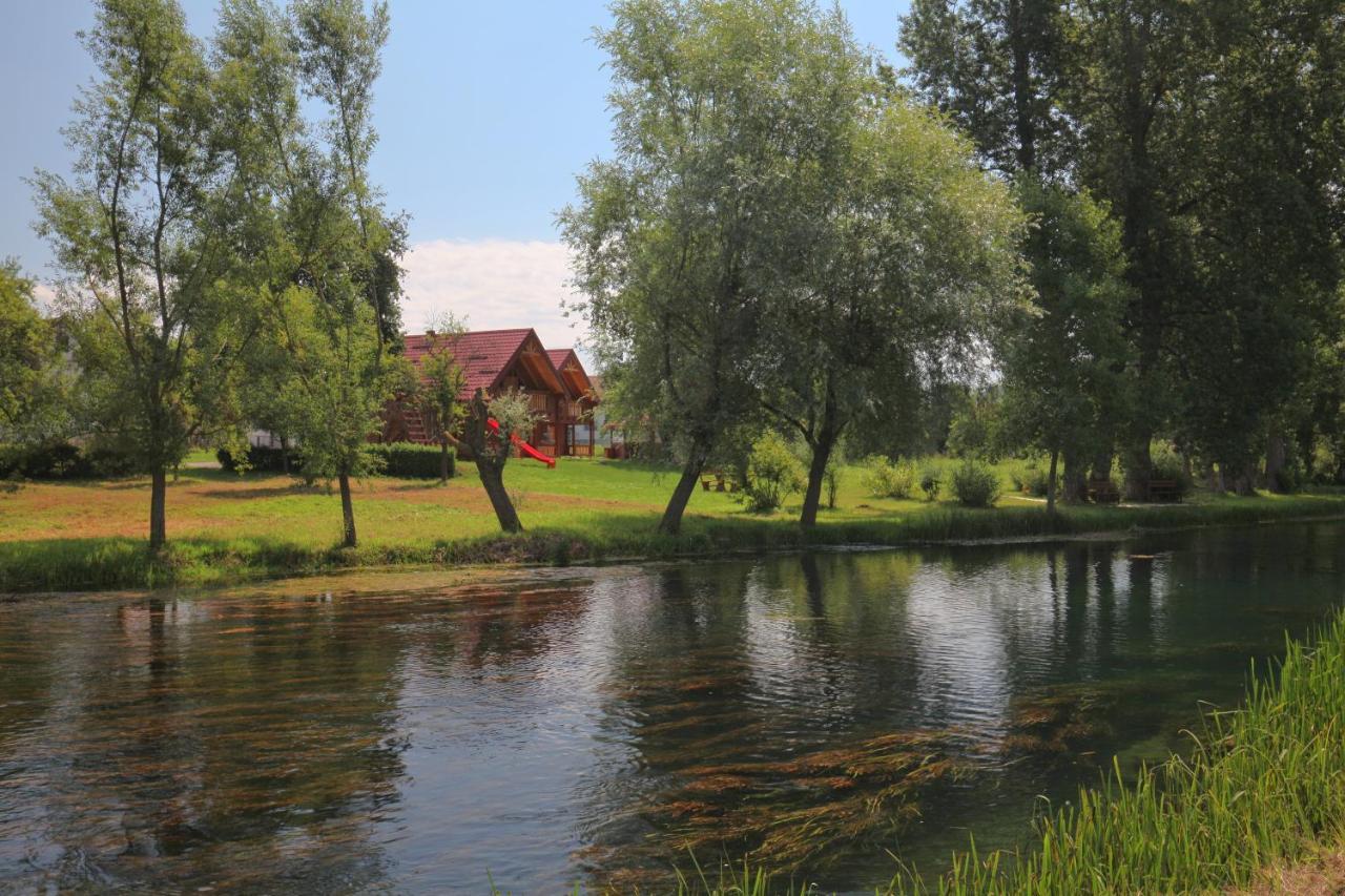 Riverside Apartments Otocac Bagian luar foto